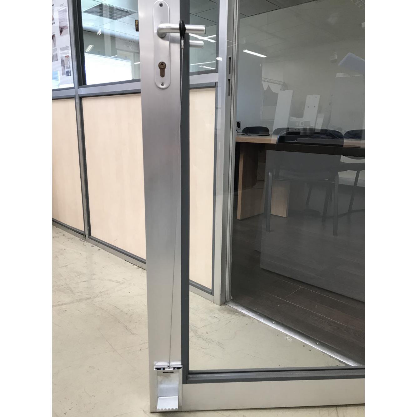 Systme d'ouverture de porte avec le pied